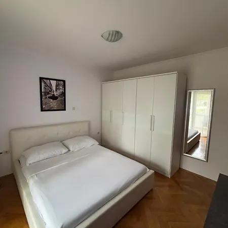 Mladeng 公寓 特罗吉尔